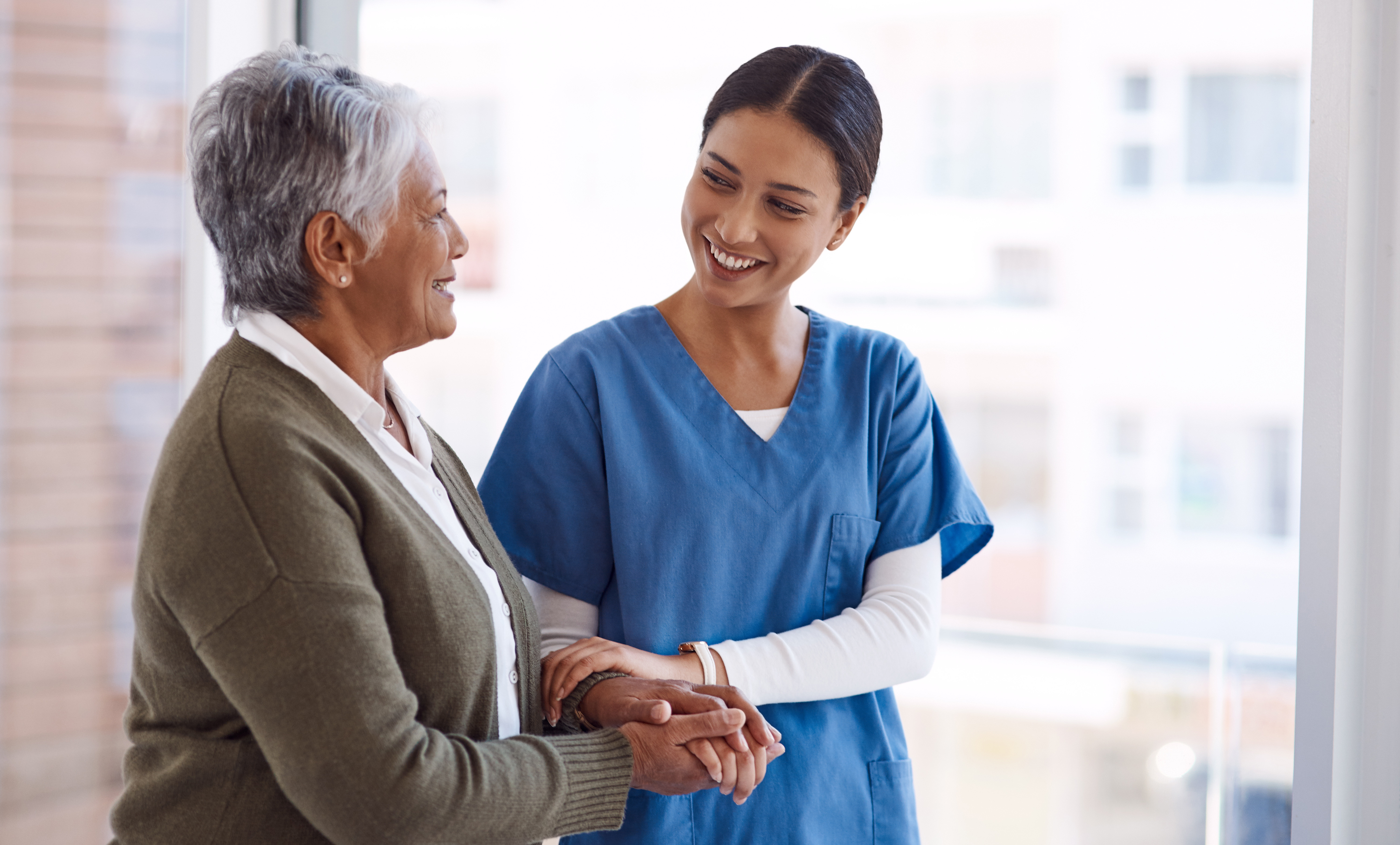 Internationale Pflegekraft in der Altenpflege mit empathischer Patientenbetreuung
